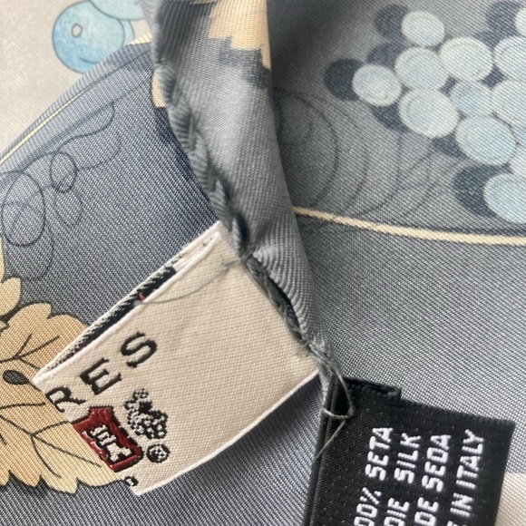 TORRES silk scarf. Made in Italy. Grape motif - Picture 7 of 10